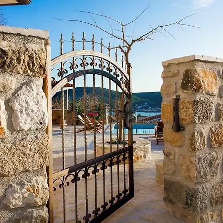 Beautifu Stone Krcina فيلة